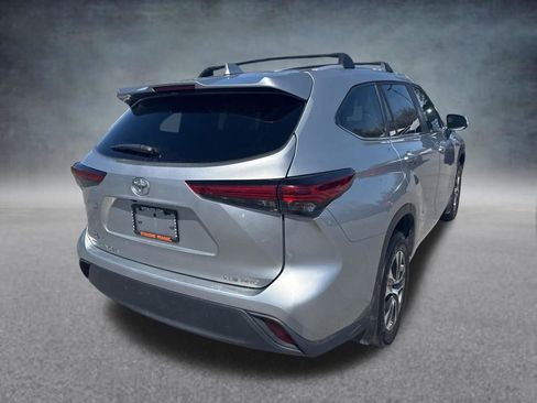 Used 2023 Toyota Highlander XLE AWD/4WD image 5