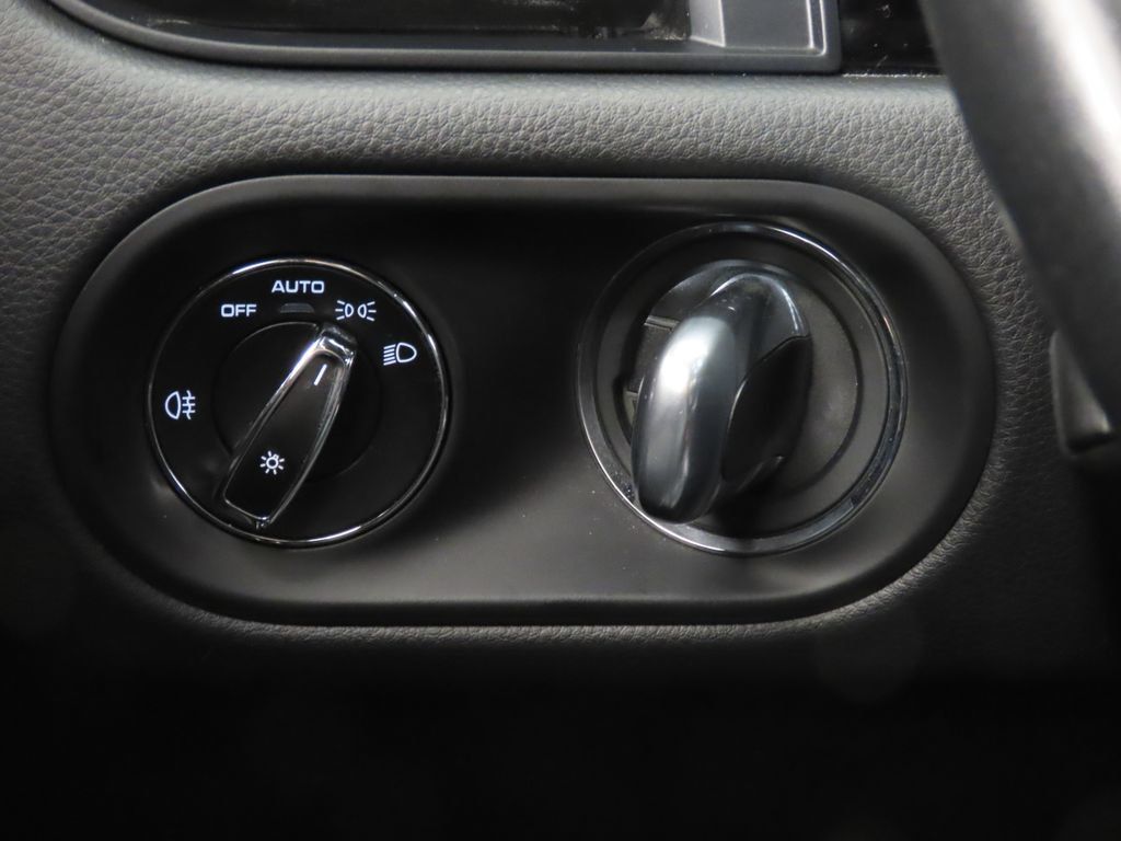 Used 2021 Porsche Macan S AWD/4WD image 23