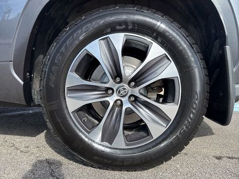 Used 2020 Toyota Highlander XLE image 48