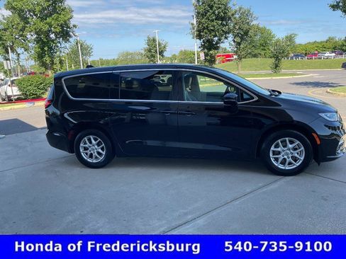 Used 2024 Chrysler Pacifica Touring-L FWD image 7