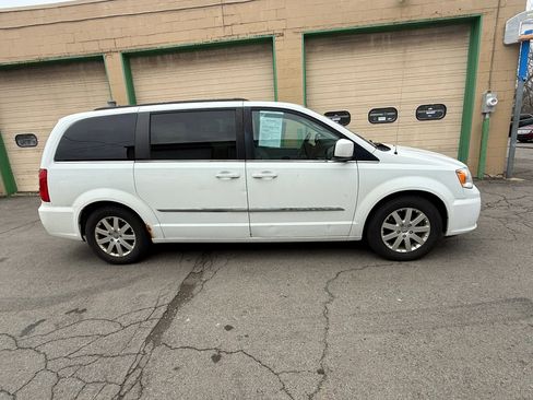 Used 2015 Chrysler Town & Country Touring FWD image 8
