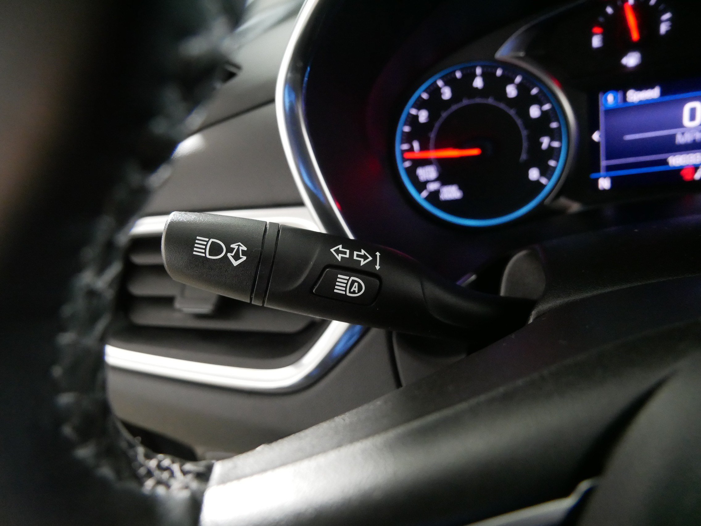 Used 2023 Chevrolet Equinox LT AWD/4WD image 32