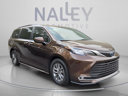 Used 2021 Toyota Sienna XLE FWD image 2