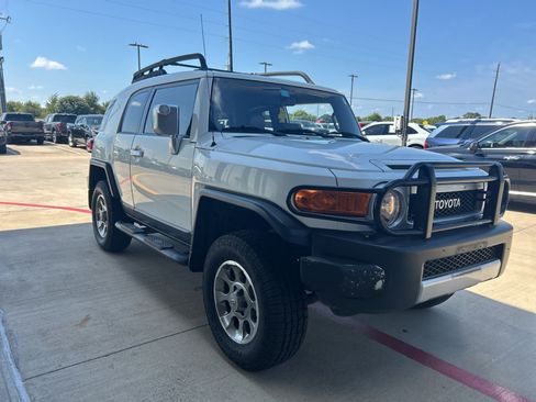 Used 2012 Toyota FJ Cruiser 4WD w/ Upgrade Pkg image 2