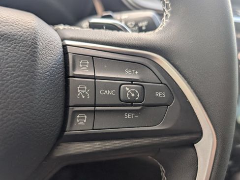 Used 2023 Jeep Grand Cherokee Laredo RWD image 15