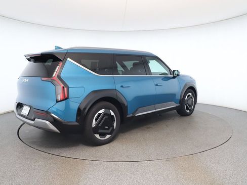 Used 2024 Kia EV9 Land image 5
