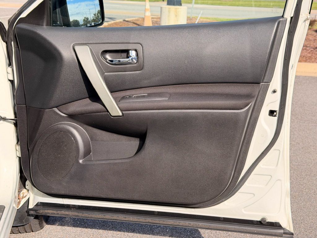Used 2015 Nissan Rogue S w/ Convenience Package AWD/4WD image 12
