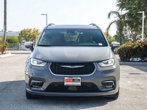 Used 2022 Chrysler Pacifica Pinnacle FWD image 2