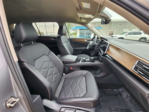 Used 2024 Volkswagen Atlas SE image 12