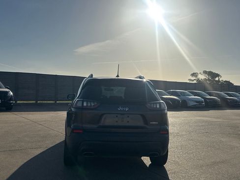 Used 2019 Jeep Cherokee Latitude Plus w/ Comfort/Convenience Group FWD image 20