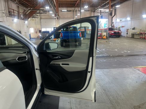 Used 2020 Chevrolet Equinox LS w/ LS Convenience Package AWD/4WD image 22