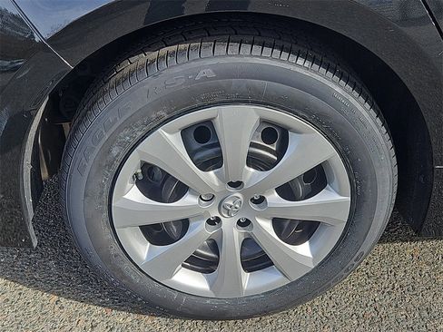 Used 2022 Toyota Corolla LE image 9