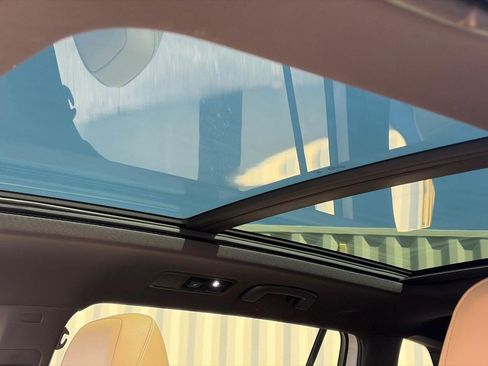 Used 2024 Volkswagen Tiguan SE R-Line FWD image 4