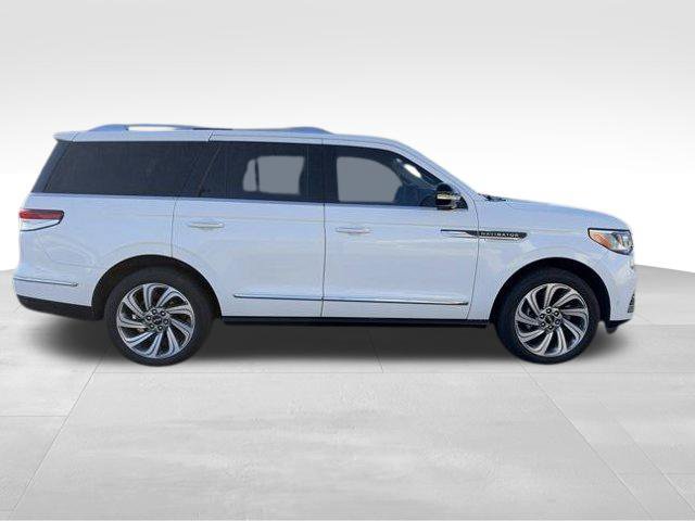 Used 2023 Lincoln Navigator Reserve AWD/4WD image 11