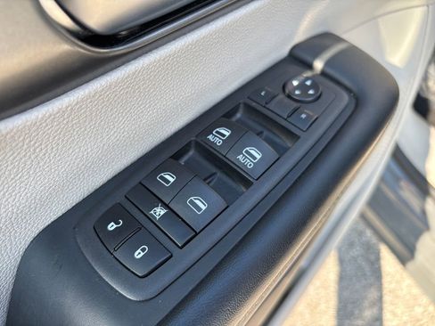 Used 2023 Chrysler Pacifica Touring-L image 14