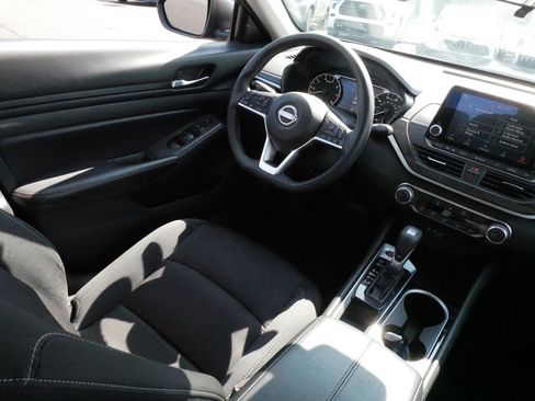 Used 2024 Nissan Altima 2.5 SV FWD image 9