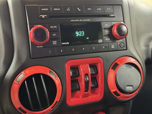 Used 2017 Jeep Wrangler Unlimited Sahara w/ Connectivity Group image 34