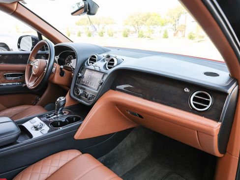 Used 2019 Bentley Bentayga image 21