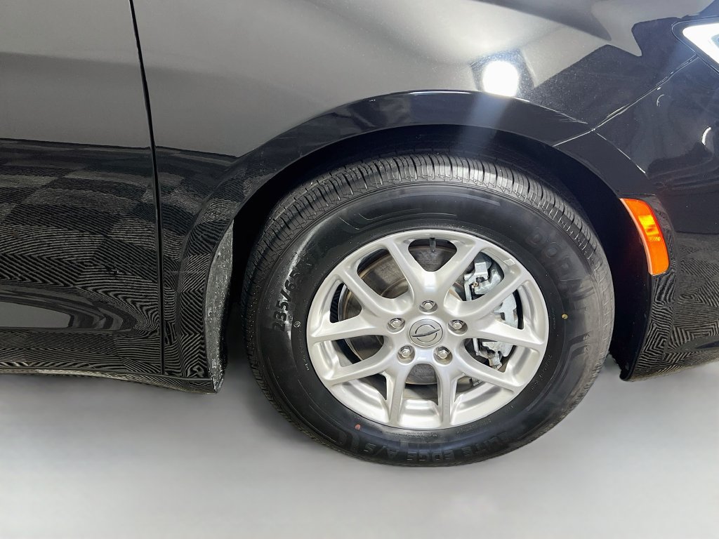 Used 2024 Chrysler Pacifica Touring-L FWD image 11