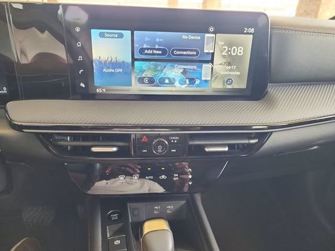 Used 2025 Nissan Kicks SR AWD/4WD image 17