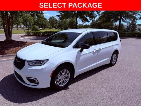 Used 2026 Chrysler Pacifica Select FWD image 3