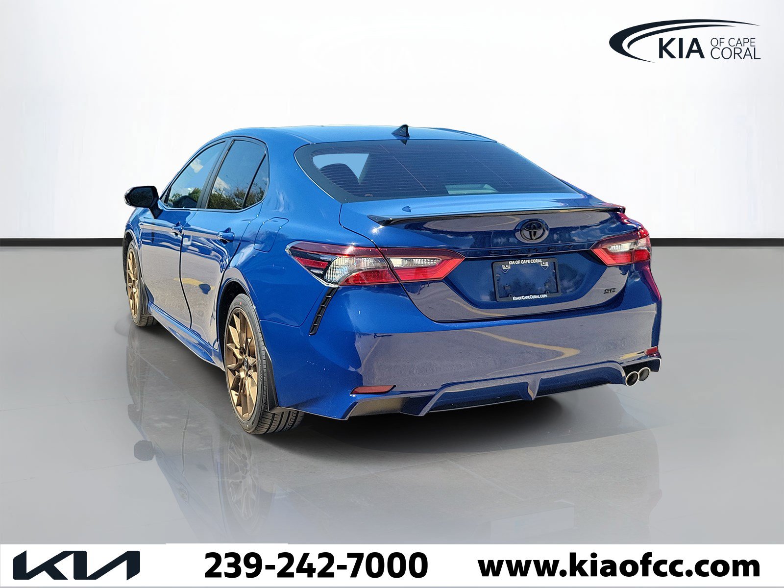 Used 2023 Toyota Camry SE w/ Convenience Package FWD image 4