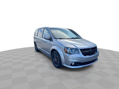 Used 2018 Dodge Grand Caravan SE image 2
