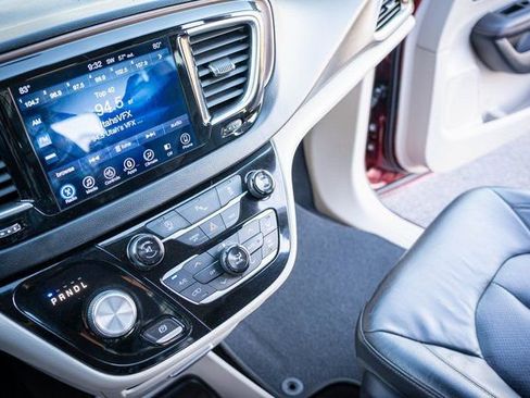 Used 2017 Chrysler Pacifica Touring-L Plus image 27