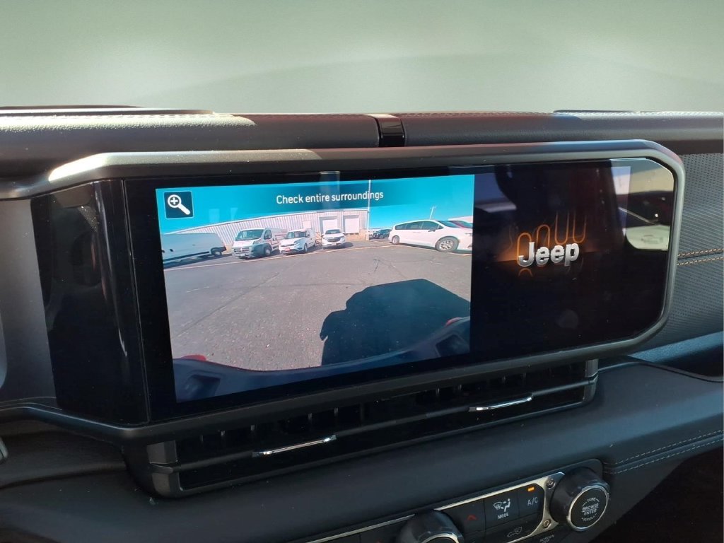 Used 2026 Jeep Gladiator Mojave AWD/4WD image 9