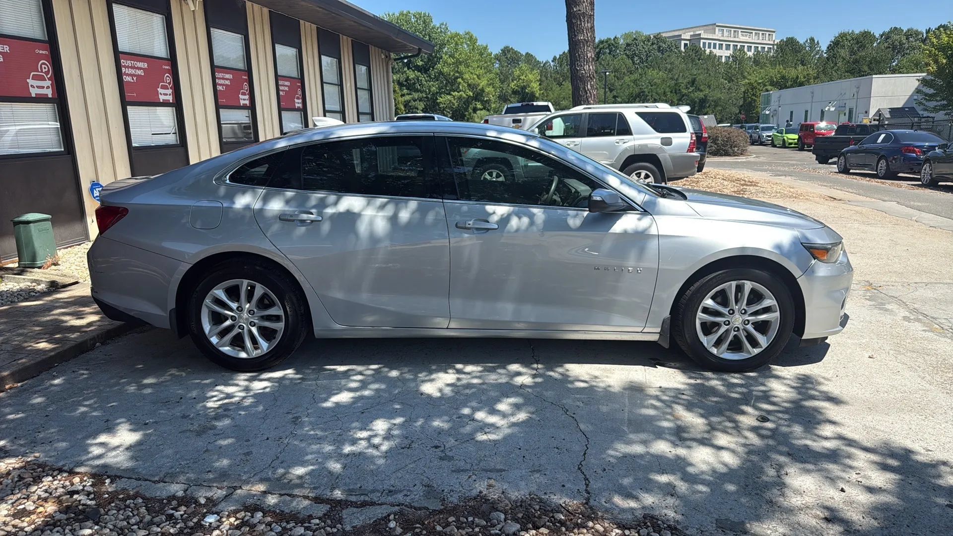 Used 2017 Chevrolet Malibu LT FWD image 4