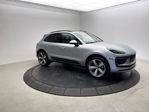 Certified 2023 Porsche Macan AWD/4WD image 9