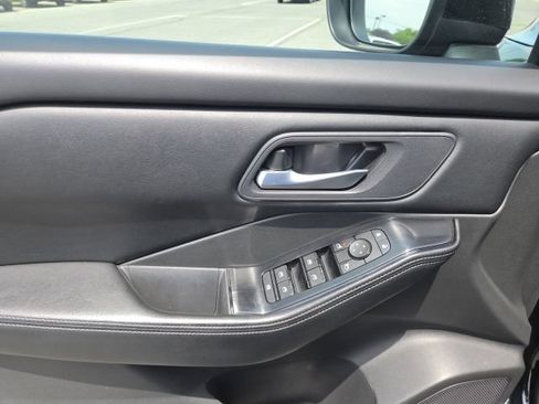 Used 2025 Nissan Rogue SV AWD/4WD image 19