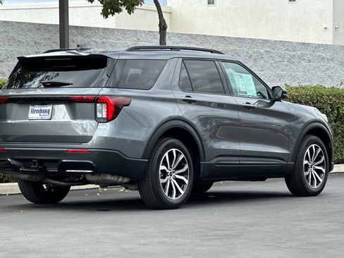 Used 2025 Ford Explorer ST-Line image 4