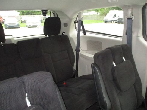 Used 2016 Dodge Grand Caravan SXT w/ Rear Park Assist Package FWD image 12