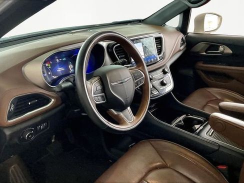 Used 2021 Chrysler Pacifica Limited w/ Uconnect Theater Family Group image 12