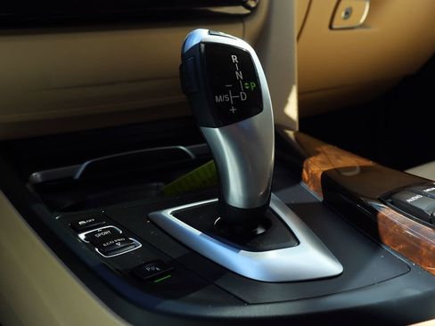 Used 2017 BMW 320i Sedan image 50