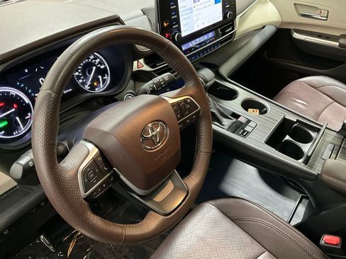 Used 2021 Toyota Sienna Limited image 13