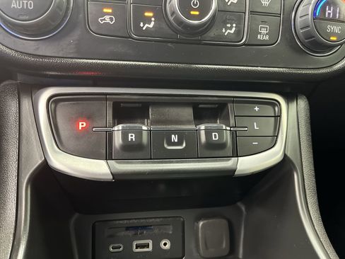 Certified 2024 GMC Terrain SLT image 25