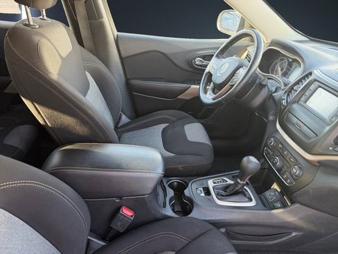 Used 2017 Jeep Cherokee Sport w/ Cold Weather Group FWD image 15