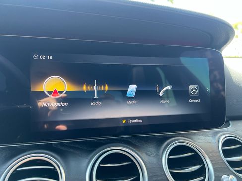 Used 2018 Mercedes-Benz E 400 4MATIC Sedan w/ Premium 3 Package image 28