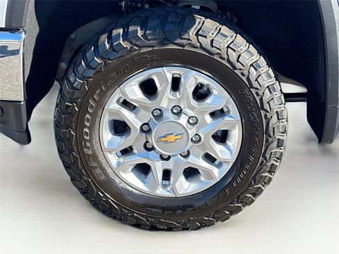 Used 2023 Chevrolet Silverado 2500 LTZ w/ LTZ Convenience Package image 32