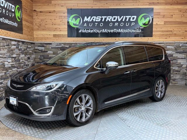 Used 2017 Chrysler Pacifica Limited w/ UConnect Theater Package FWD image 4