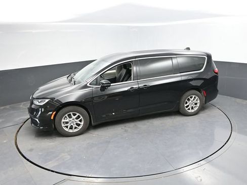 Used 2024 Chrysler Pacifica Touring-L FWD image 39