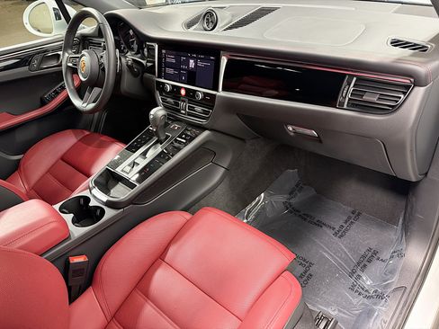 Certified 2026 Porsche Macan AWD/4WD image 15