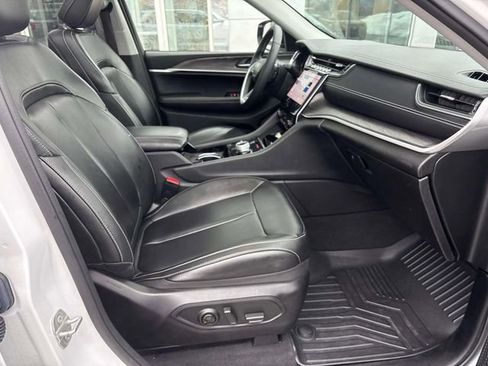 Used 2023 Jeep Grand Cherokee Limited w/ Black Appearance Package image 17