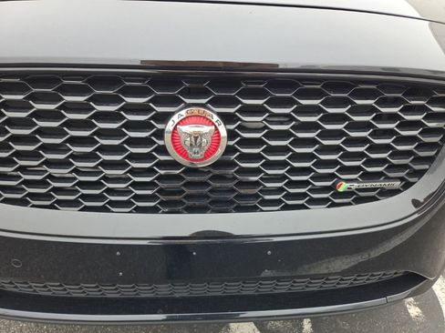 Used 2019 Jaguar E-PACE R-Dynamic SE image 14