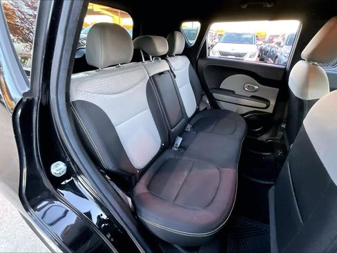 Used 2016 Kia Soul + image 17