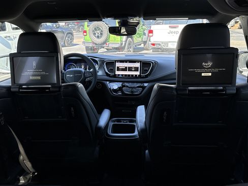 New 2026 Chrysler Pacifica Select image 30