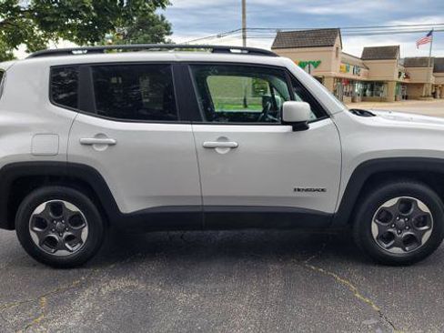 Used 2015 Jeep Renegade Latitude FWD image 4