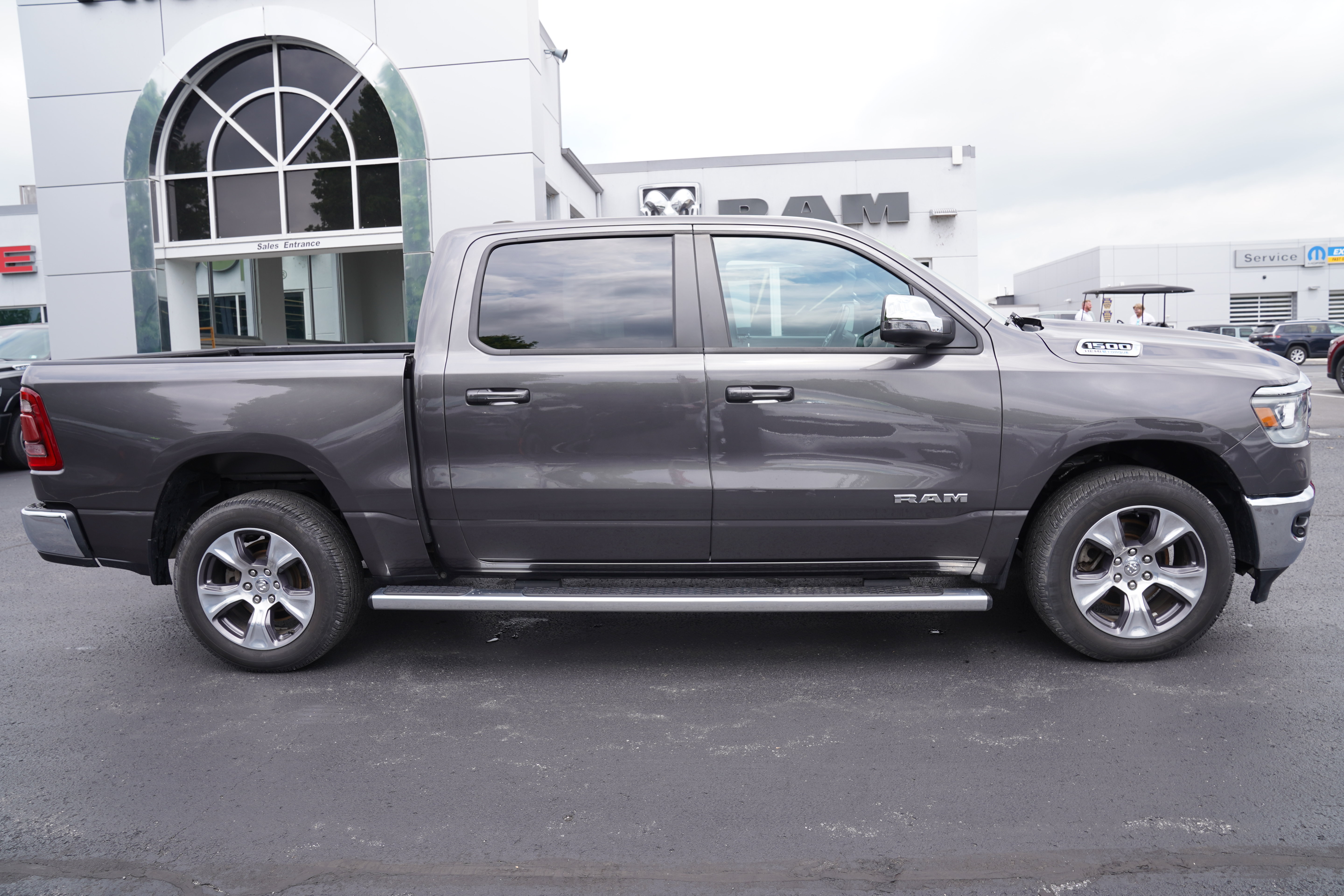 Used 2023 RAM 1500 Laramie AWD/4WD image 2